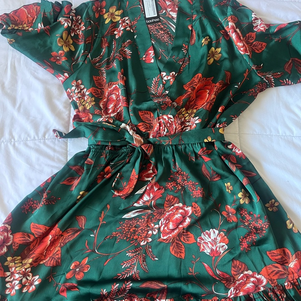 Boohoo Green Satin floral Wrap Dress NEW with Tags